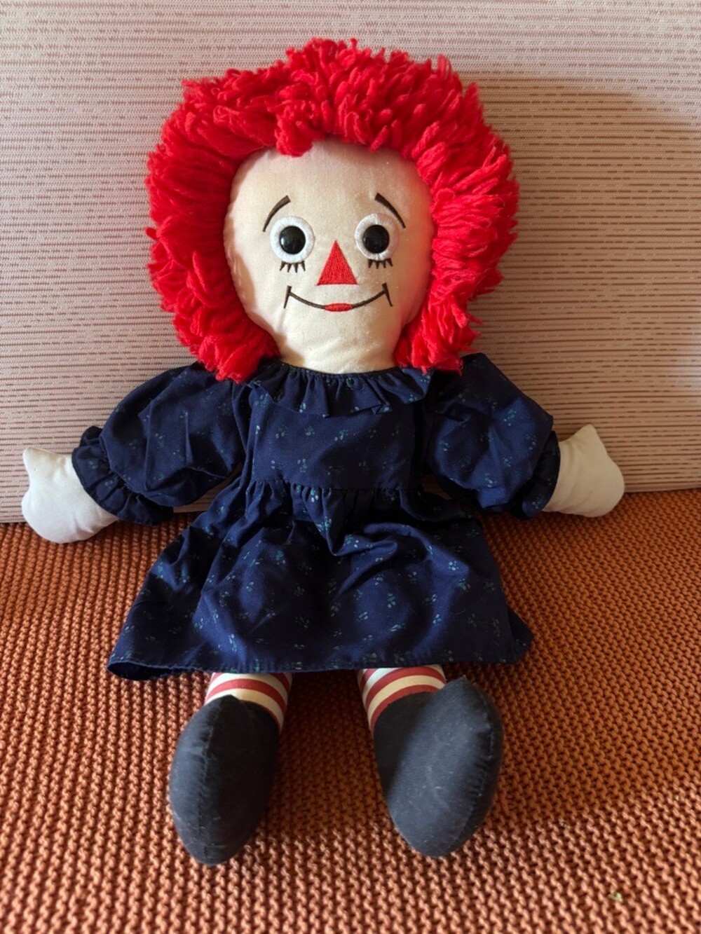 T32. 1991 Raggedy Ann Applause 17" Cloth Doll Navy Floral Dress